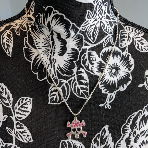 Claire's Other - Claire's Skull with pink hearts necklace